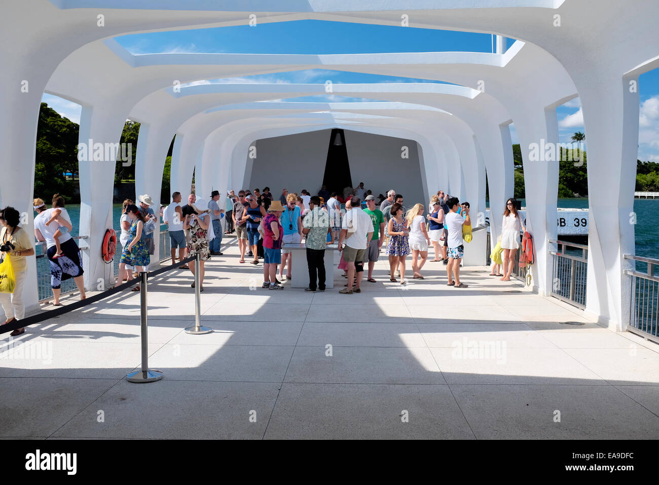 I turisti alla USS Arizona Memorial, Pearl Harbor, Hawaii Foto Stock