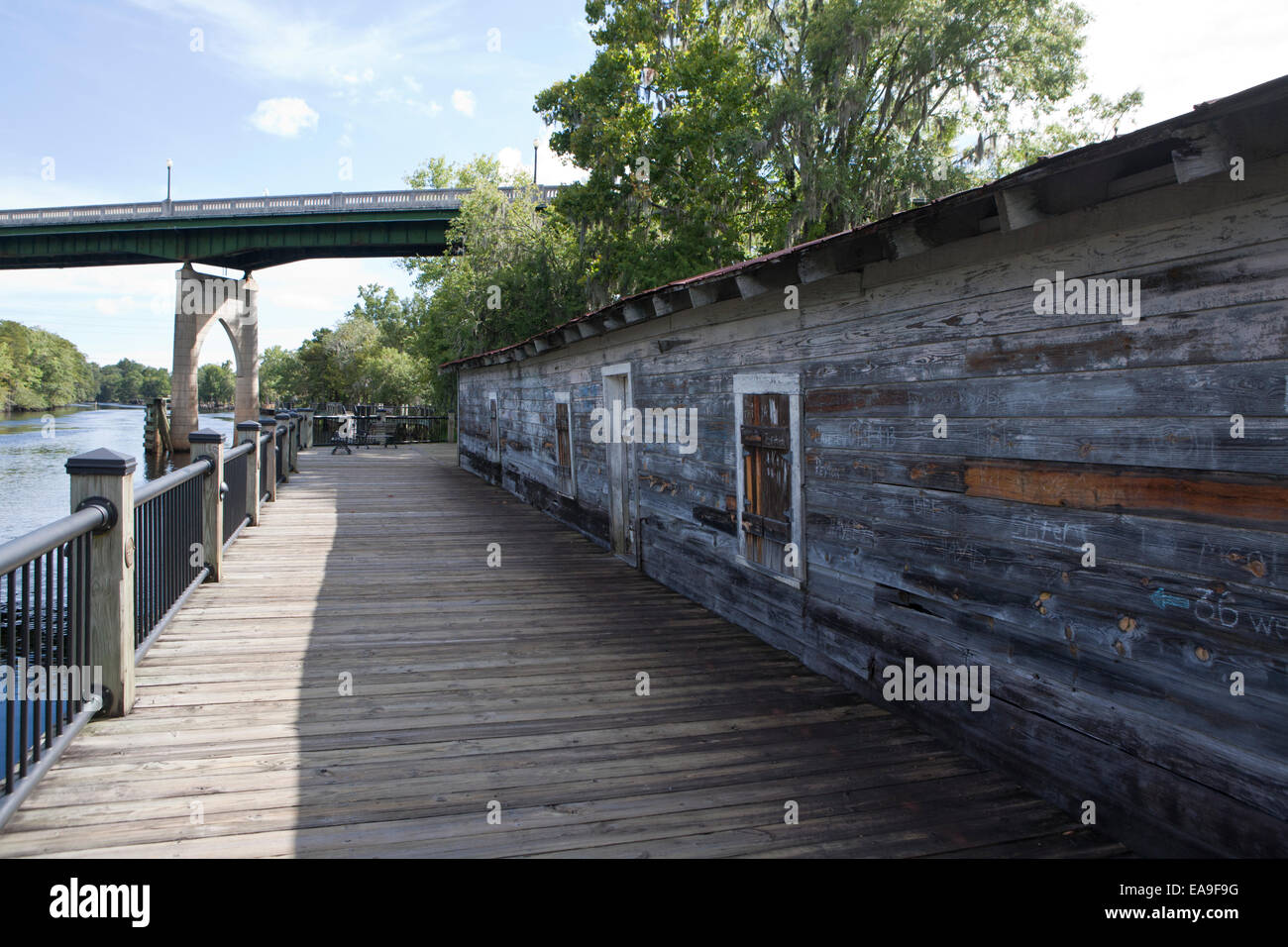 Il vecchio magazzino lungo il Riverwalk in Conway, Carolina del Sud. Foto Stock