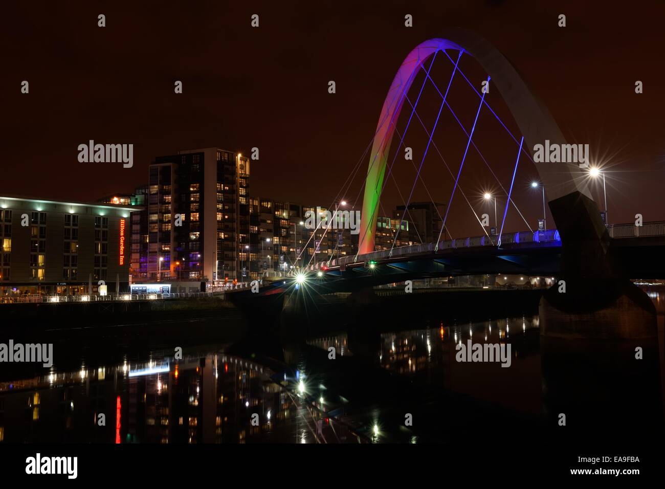 Il fiume Clyde a Glasgow con l'Arco (ponte di squinty) e gru illuminate per celebrare il MTV EMA all'arena SSE Hydro Foto Stock