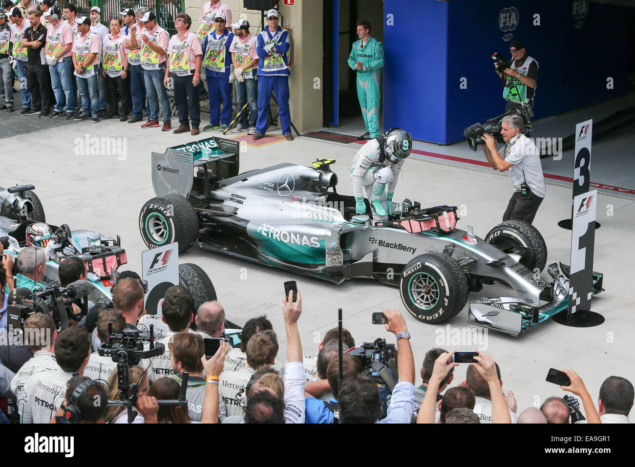 Sao Paulo, Brasile. 9 Nov, 2014. Driver Mercedes Nico Rosberg ottiene spento la vettura dopo il brasiliano FORMULA ONE Grand Prix in Sao Paulo il nov. 9, 2014. Credito: Xu Zijian/Xinhua/Alamy Live News Foto Stock