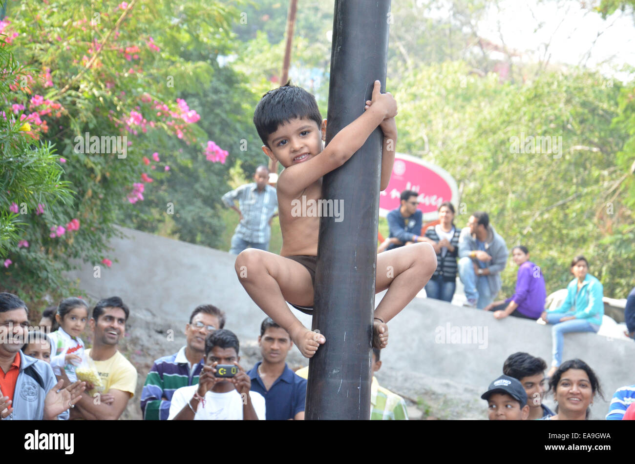 Bhopal, Madhya Pradesh, India. 9 Nov, 2014. A due anni e mezzo il vecchio ragazzo di nome ARNAV SHUKLA eseguendo Mallakhamba durante Rahgiri a piedi. Mallakhamba è un tradizionale indiana sport in cui un ginnasta esegue gesta e pone in concerto con la verticale di un palo di legno o di corda. La parola si riferisce anche al palo utilizzato in questo sport. © Devendra Dube/ZUMA filo/Alamy Live News Foto Stock Bhopal, Madhya Pradesh, India. 9 Nov, 2014. A due anni e mezzo il vecchio ragazzo di nome ARNAV SHUKLA eseguendo Mallakhamba durante Rahgiri a piedi. Mallakhamba è un tradizionale indiana sport in cui un ginnasta esegue gesta e pone in concerto con la verticale di un palo di legno o di corda. La parola si riferisce anche al palo utilizzato in questo sport. © Devendra Dube/ZUMA filo/Alamy Live News Foto Stock
