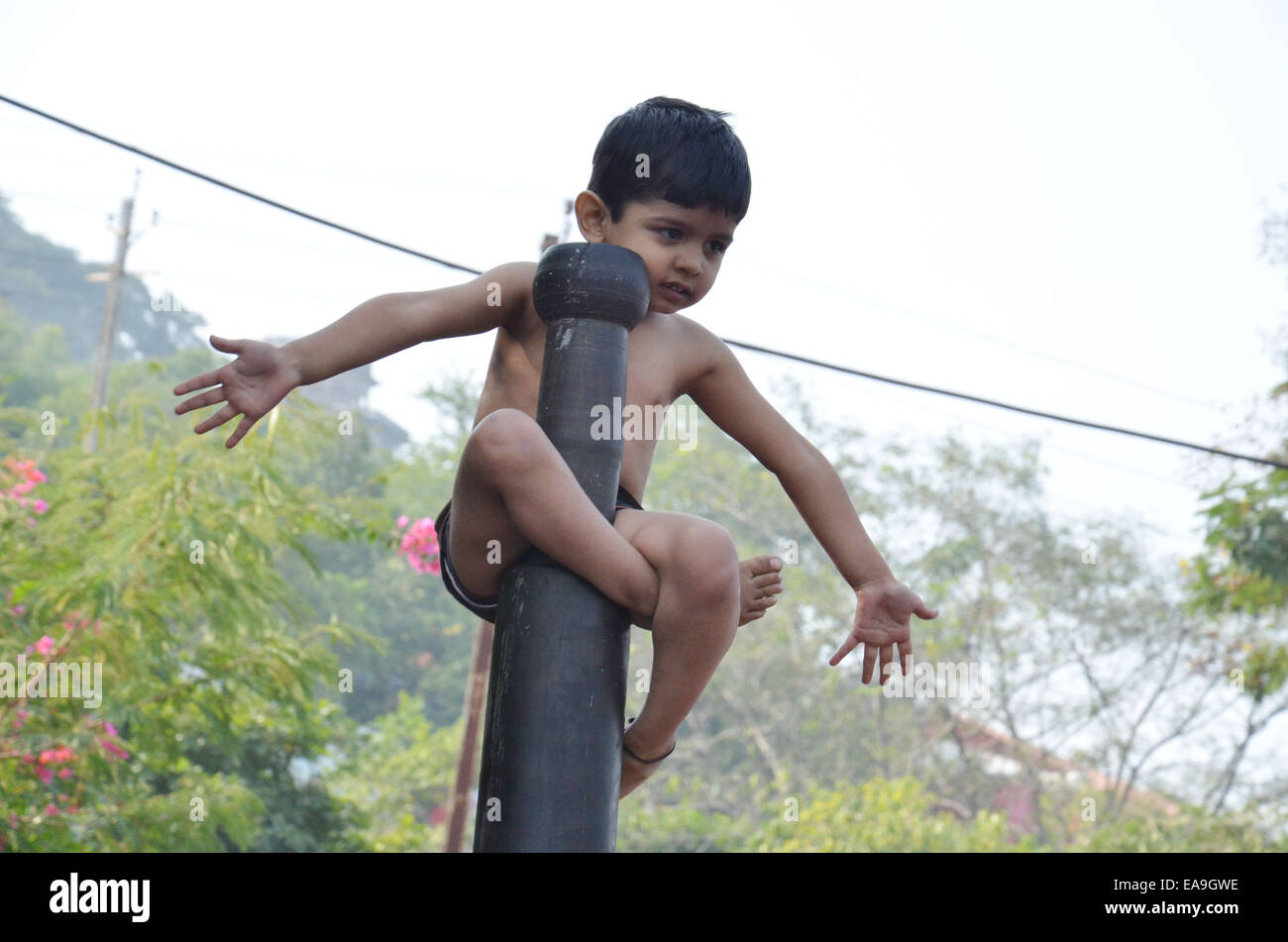 Bhopal, Madhya Pradesh, India. 9 Nov, 2014. A due anni e mezzo il vecchio ragazzo di nome ARNAV SHUKLA eseguendo Mallakhamba durante Rahgiri a piedi. Mallakhamba è un tradizionale indiana sport in cui un ginnasta esegue gesta e pone in concerto con la verticale di un palo di legno o di corda. La parola si riferisce anche al palo utilizzato in questo sport. © Devendra Dube/ZUMA filo/Alamy Live News Foto Stock Bhopal, Madhya Pradesh, India. 9 Nov, 2014. A due anni e mezzo il vecchio ragazzo di nome ARNAV SHUKLA eseguendo Mallakhamba durante Rahgiri a piedi. Mallakhamba è un tradizionale indiana sport in cui un ginnasta esegue gesta e pone in concerto con la verticale di un palo di legno o di corda. La parola si riferisce anche al palo utilizzato in questo sport. © Devendra Dube/ZUMA filo/Alamy Live News Foto Stock