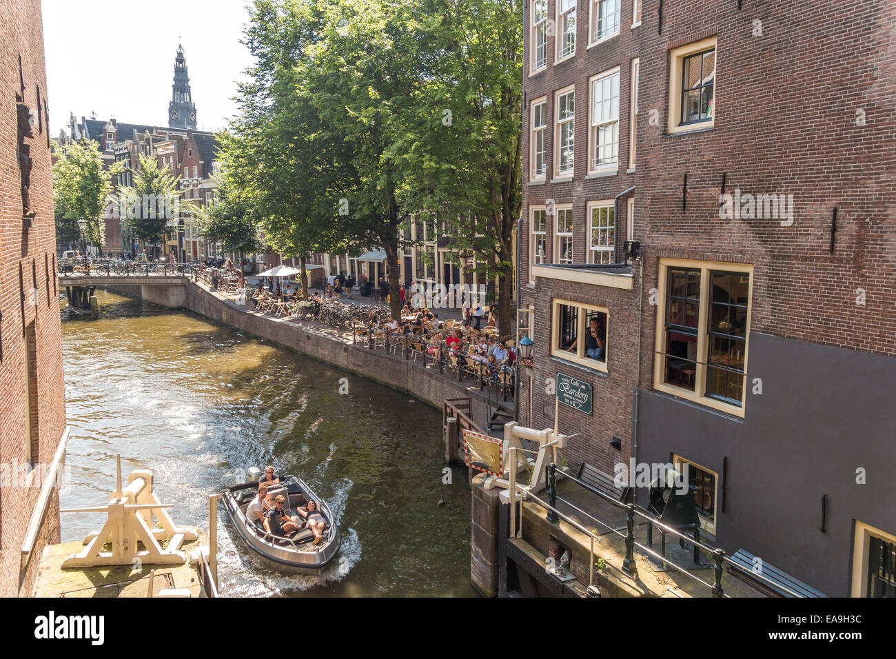 Amsterdam Oudezijds Kolk serratura con Oudezijds Voorburgwal Canal con la Oude Kerk e canal-side cafe. La vista dal ponte di Zeedijk. Foto Stock