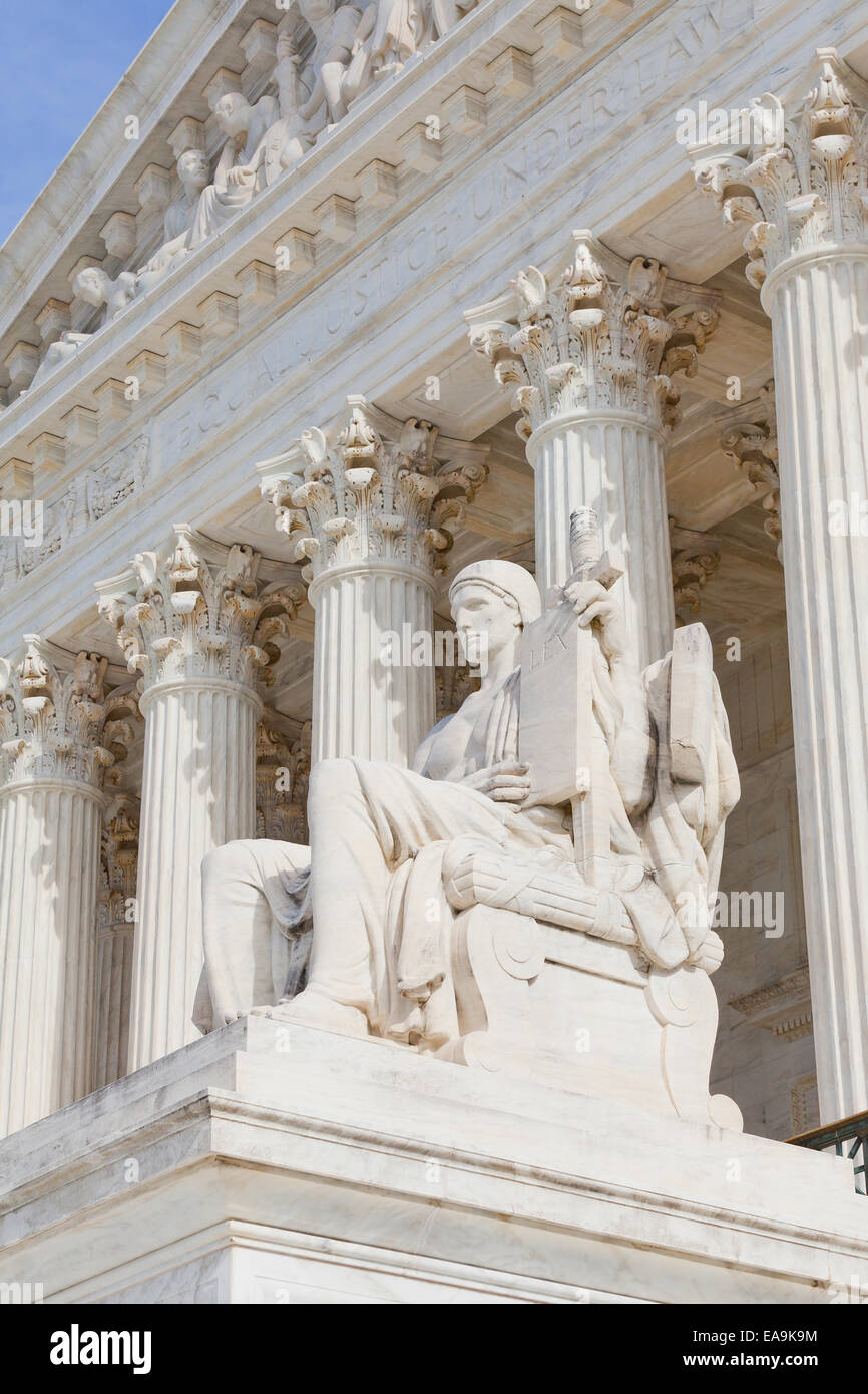 Le autorità della legge statua, Suprema Corte edificio - Washington DC, Stati Uniti d'America Foto Stock