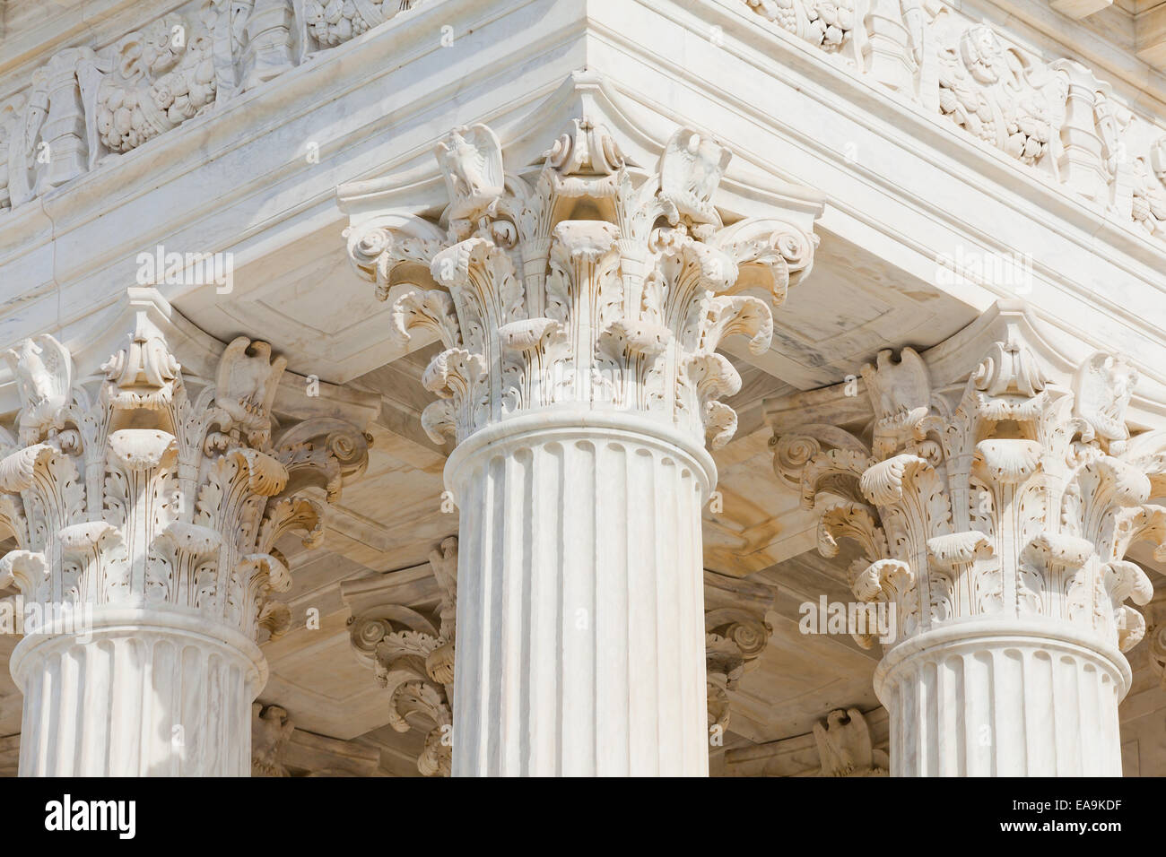 Capitello corinzio colonna capi sulla Corte suprema edificio - Washington DC, Stati Uniti d'America Foto Stock