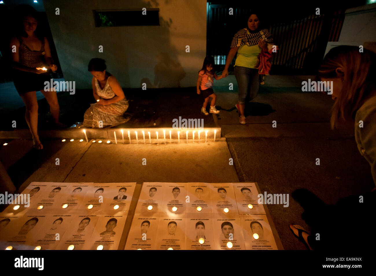 Santiago del Cile. 9 Nov, 2014. Persone mettere candele sul terreno durante una veglia per la scomparsa di 43 studenti della normale scuola rurale di Ayotzinapa, nella parte anteriore del Messico della ambasciata in Cile, Santiago, capitale del Cile, a nov. 9, 2014. © Jorge Villegas/Xinhua/Alamy Live News Foto Stock