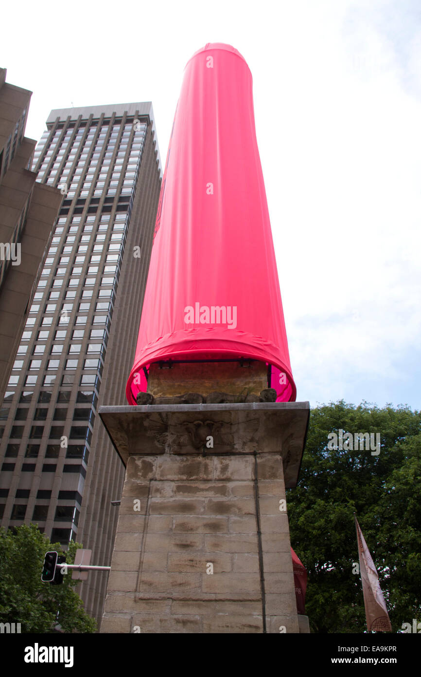 Hyde Park South, Cnr Bathurst Street ed Elizabeth Street, Sydney, NSW, Australia. Decimo Nov, 2014. Un 18-metro gigante alto preservativo rosa è stato inserito sul Obelisco a Hyde Park a Sydney per aumentare la consapevolezza dei problemi di HIV. Si tratta di un' iniziativa del Consiglio AIDS del NSW (ACON) in testa fino alla Giornata Mondiale contro l AIDS del 1 dicembre. Copyright Credit: 2014 Richard Milnes/Alamy Live News. Foto Stock