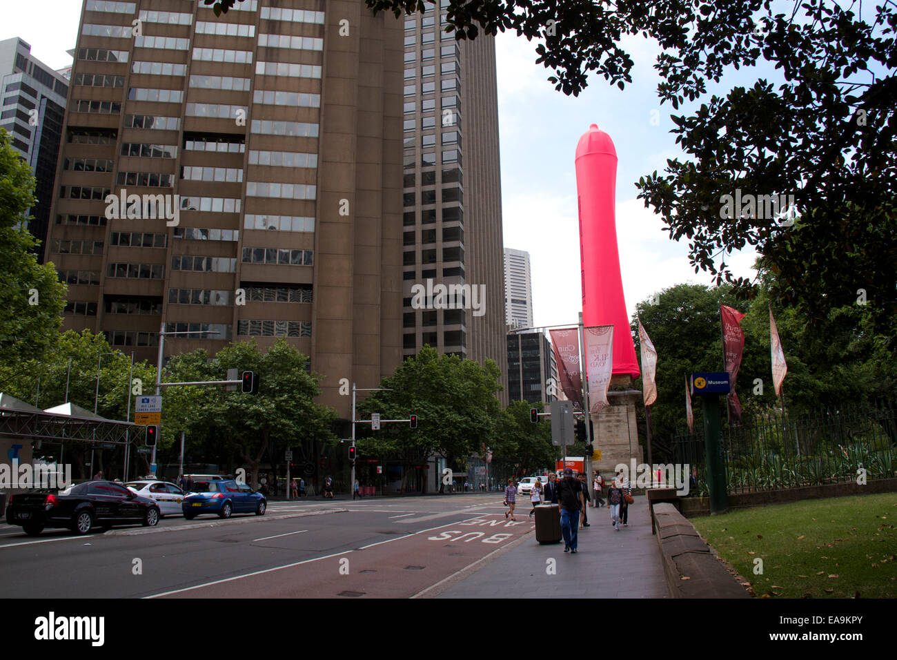 Hyde Park South, Cnr Bathurst Street ed Elizabeth Street, Sydney, NSW, Australia. Decimo Nov, 2014. Un 18-metro gigante alto preservativo rosa è stato inserito sul Obelisco a Hyde Park a Sydney per aumentare la consapevolezza dei problemi di HIV. Si tratta di un' iniziativa del Consiglio AIDS del NSW (ACON) in testa fino alla Giornata Mondiale contro l AIDS del 1 dicembre. Copyright Credit: 2014 Richard Milnes/Alamy Live News. Foto Stock