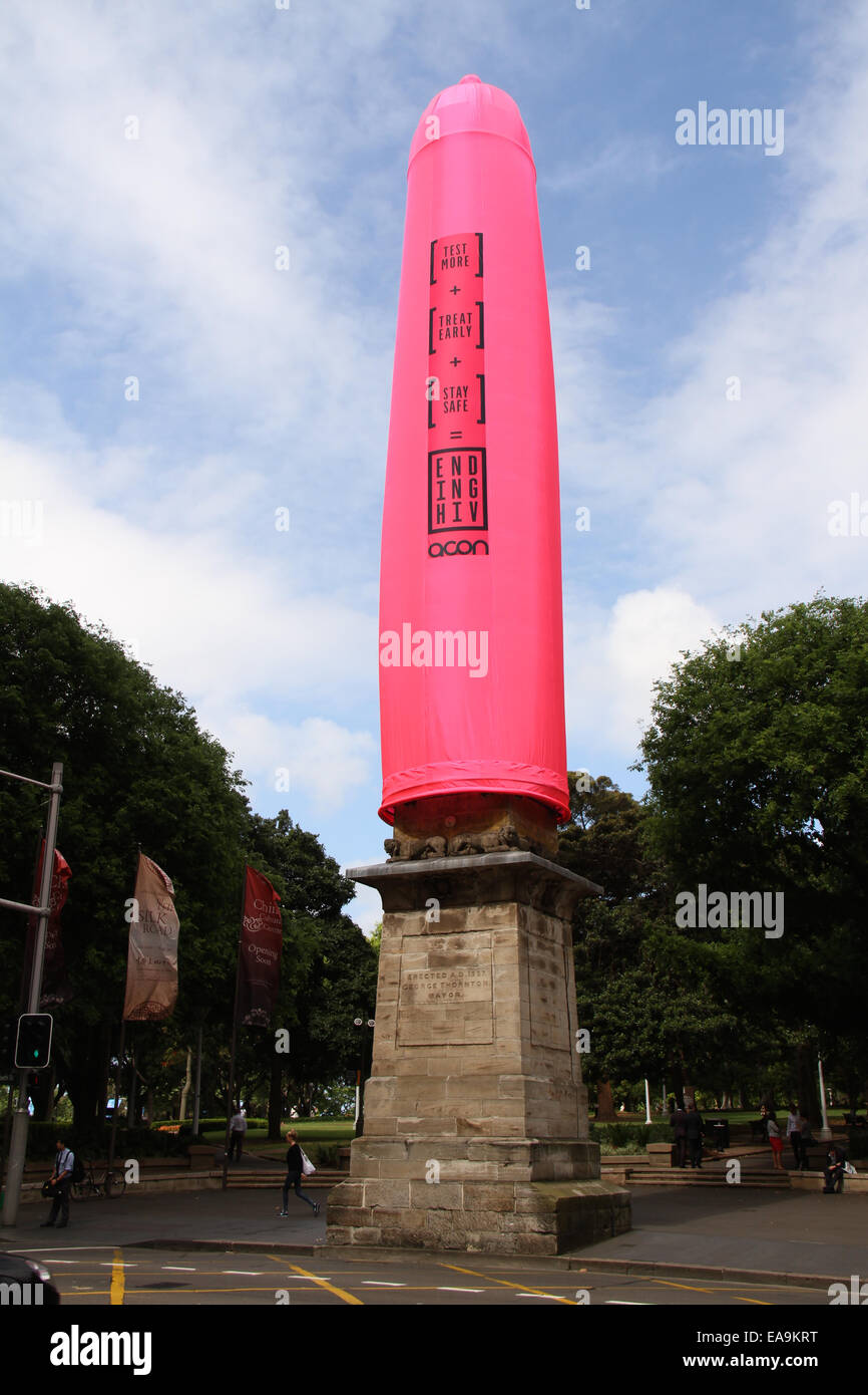 Hyde Park South, Cnr Bathurst Street ed Elizabeth Street, Sydney, NSW, Australia. Decimo Nov, 2014. Un 18-metro gigante alto preservativo rosa è stato inserito sul Obelisco a Hyde Park a Sydney per aumentare la consapevolezza dei problemi di HIV. Si tratta di un' iniziativa del Consiglio AIDS del NSW (ACON) in testa fino alla Giornata Mondiale contro l AIDS del 1 dicembre. Copyright Credit: 2014 Richard Milnes/Alamy Live News. Foto Stock