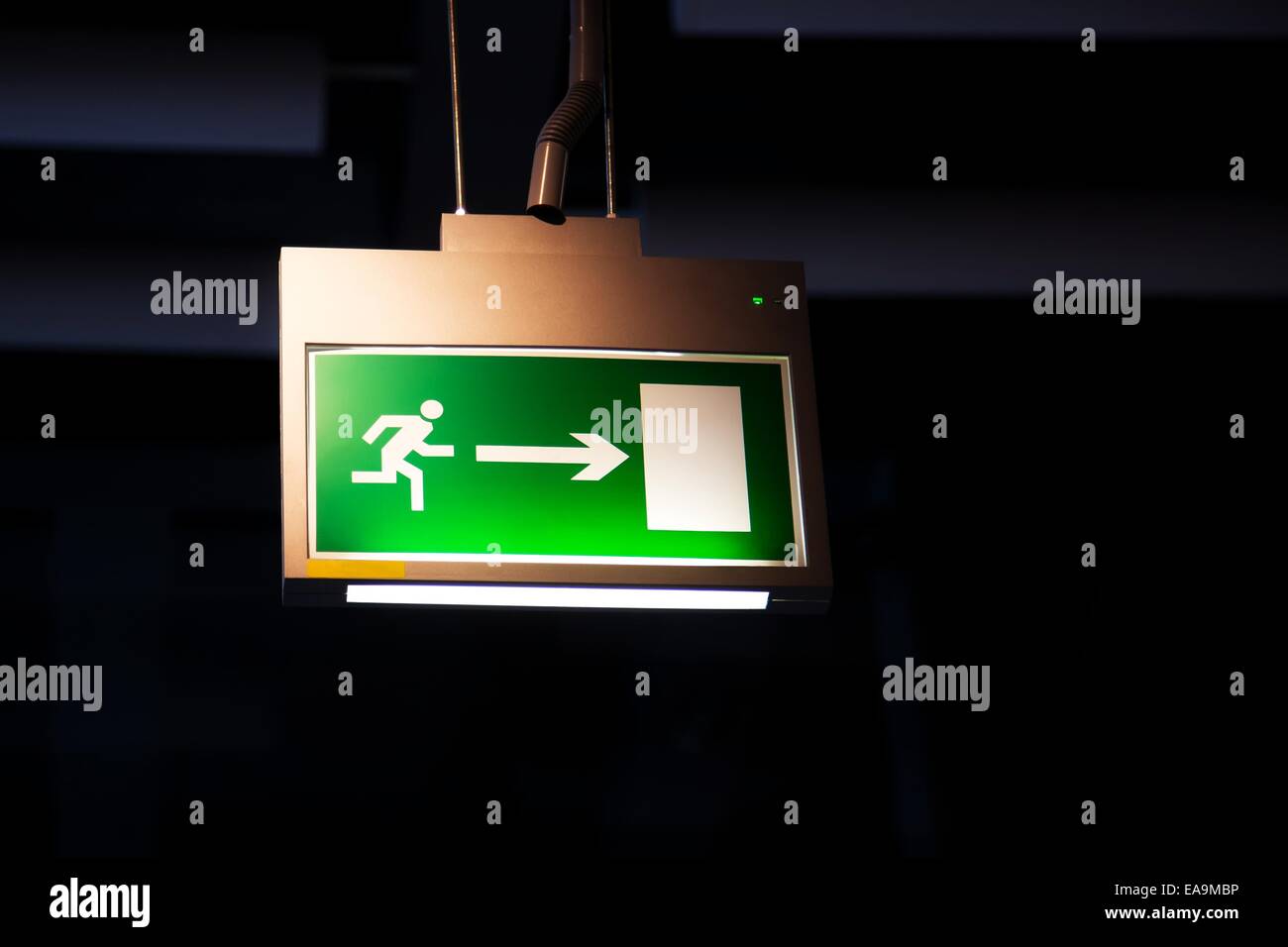 Uscita di emergenza, illuminato board Foto Stock