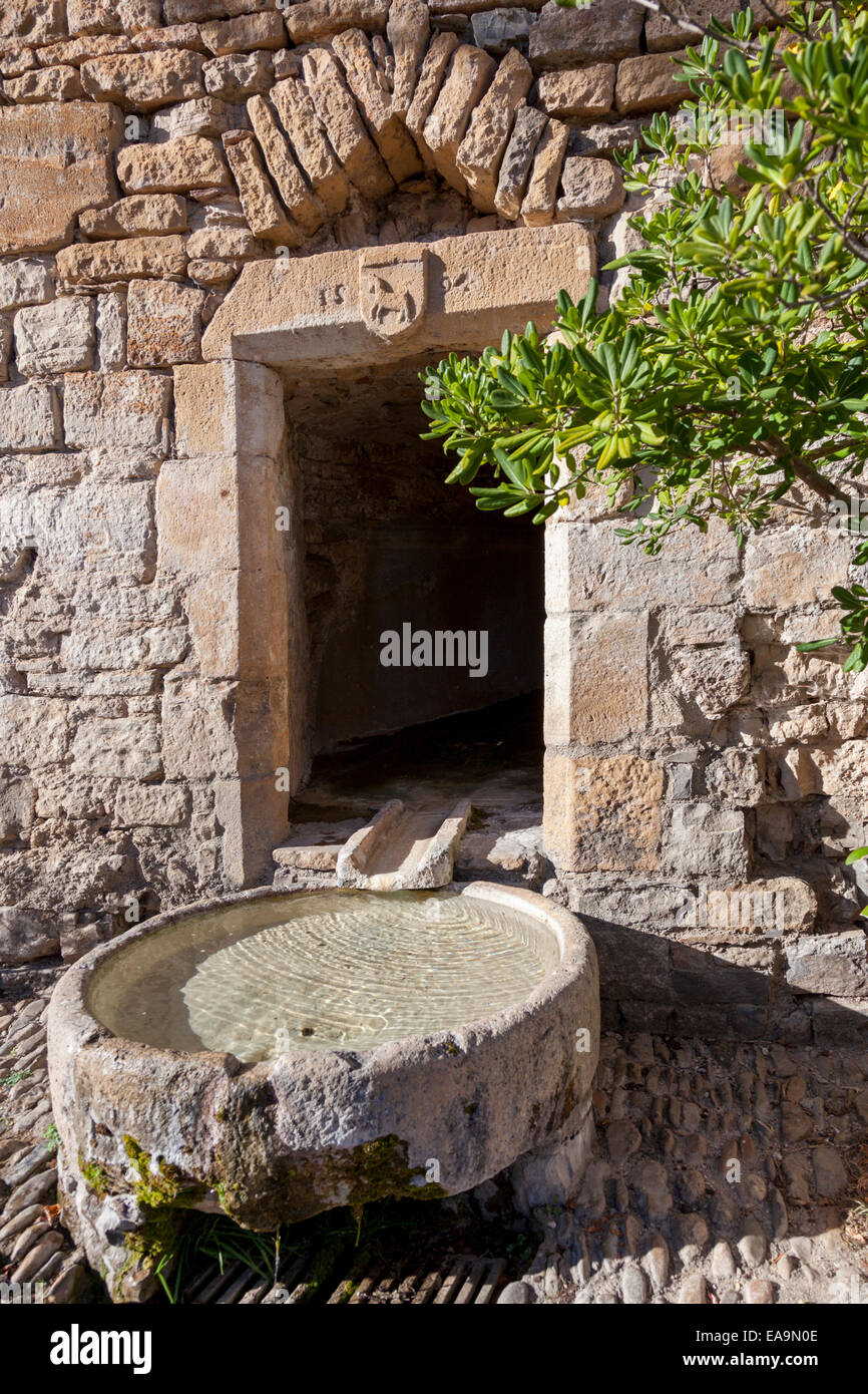 L'originale fontana del bacino del San Cristofol chiesa di Peyre (Francia). Un Peyre, la fontaine bassin de l'église Christofol st. Foto Stock