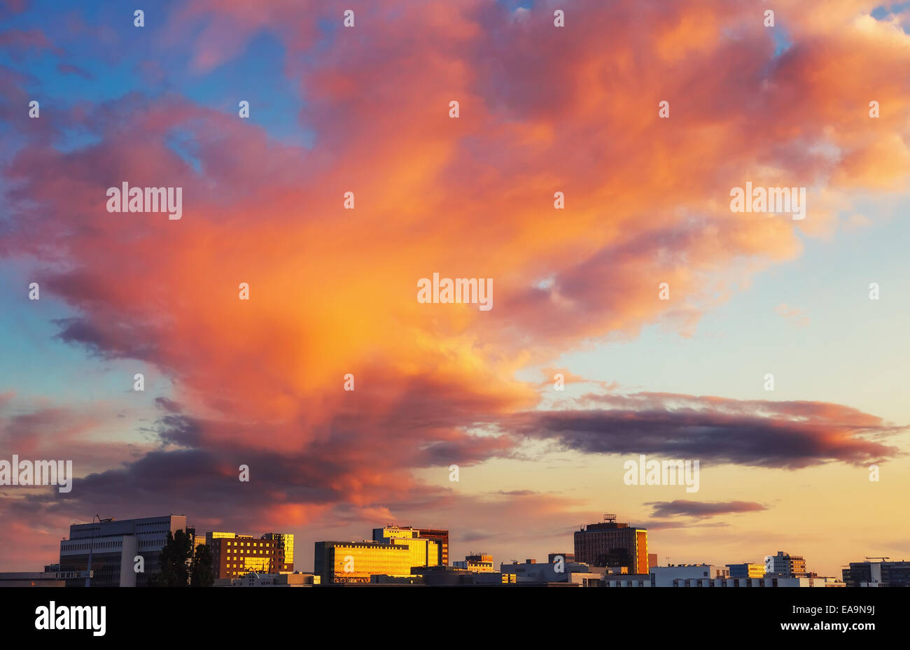 Luminose nubi su Francoforte Foto Stock