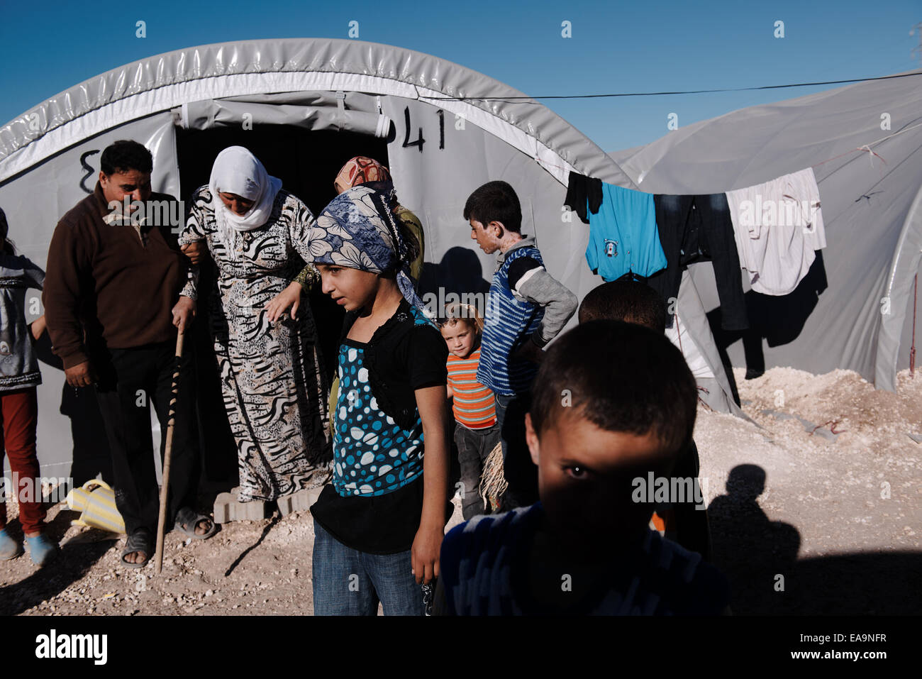 Un rifugiato curdo famiglia da Kobane, in un campo di rifugiati in bagno turco città di confine di Suruc, Turchia Foto Stock