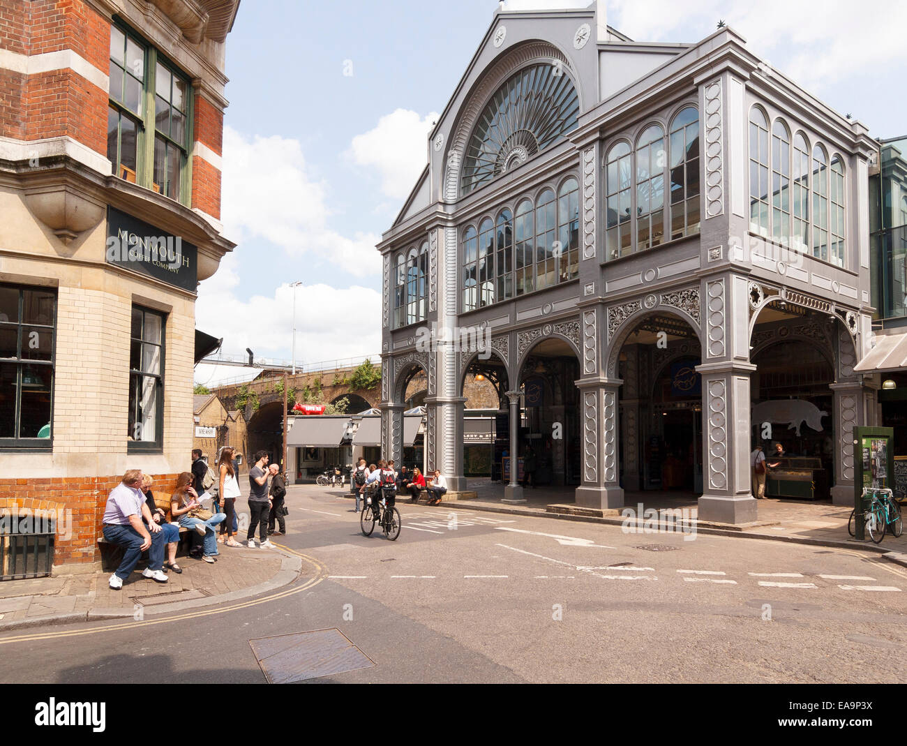 In acciaio e vetro di architettura della sala mercato di Borough Market, Londra Foto Stock
