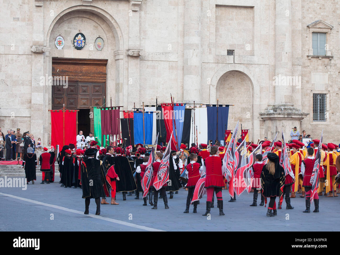 Processione della festa medievale di La Quintana al di fuori del Duomo (Cattedrale), Ascoli Piceno, Le Marche, Italia Foto Stock