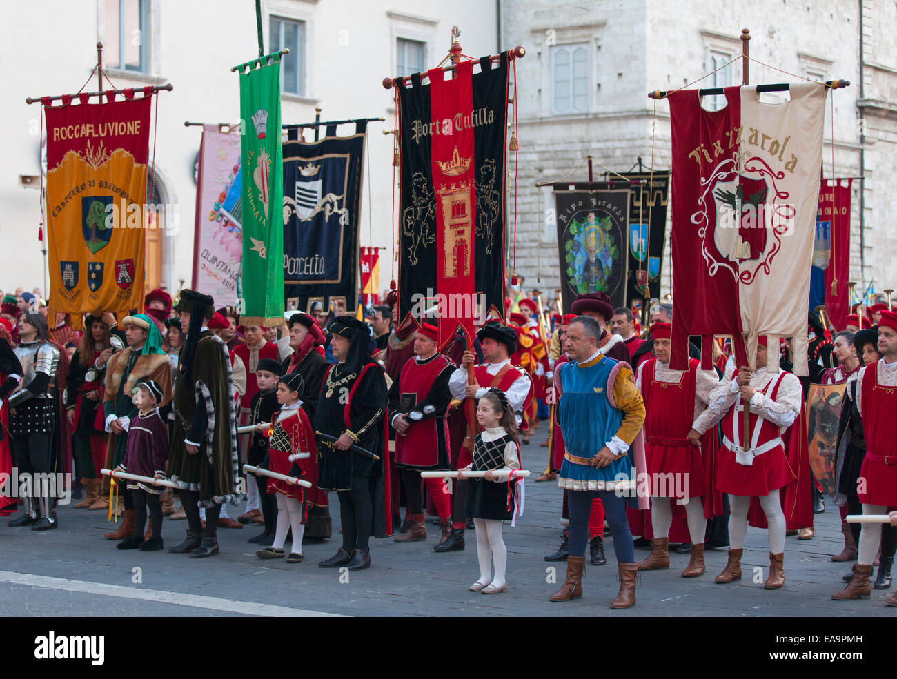 Processione della festa medievale di La Quintana, Ascoli Piceno, Le Marche, Italia Foto Stock