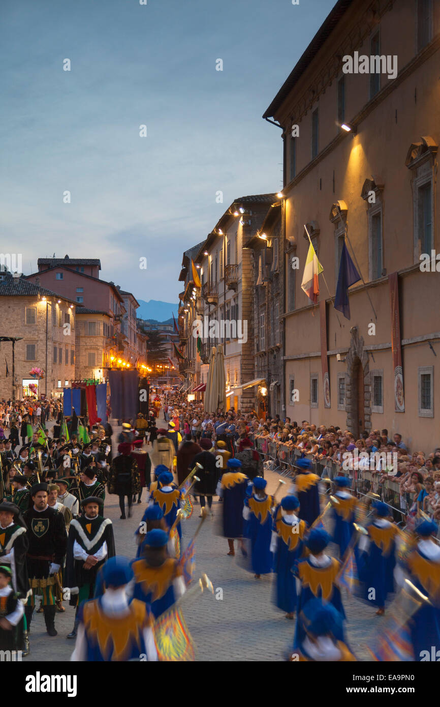 Processione della festa medievale di La Quintana in Piazza Arringo, Ascoli Piceno, Le Marche, Italia Foto Stock