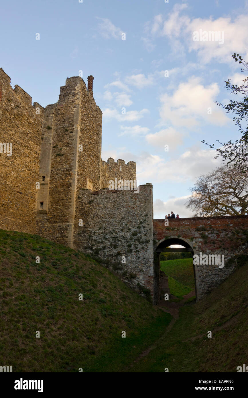 Il castello di Framlingham fosso ponte ponte levatoio ingresso Foto Stock