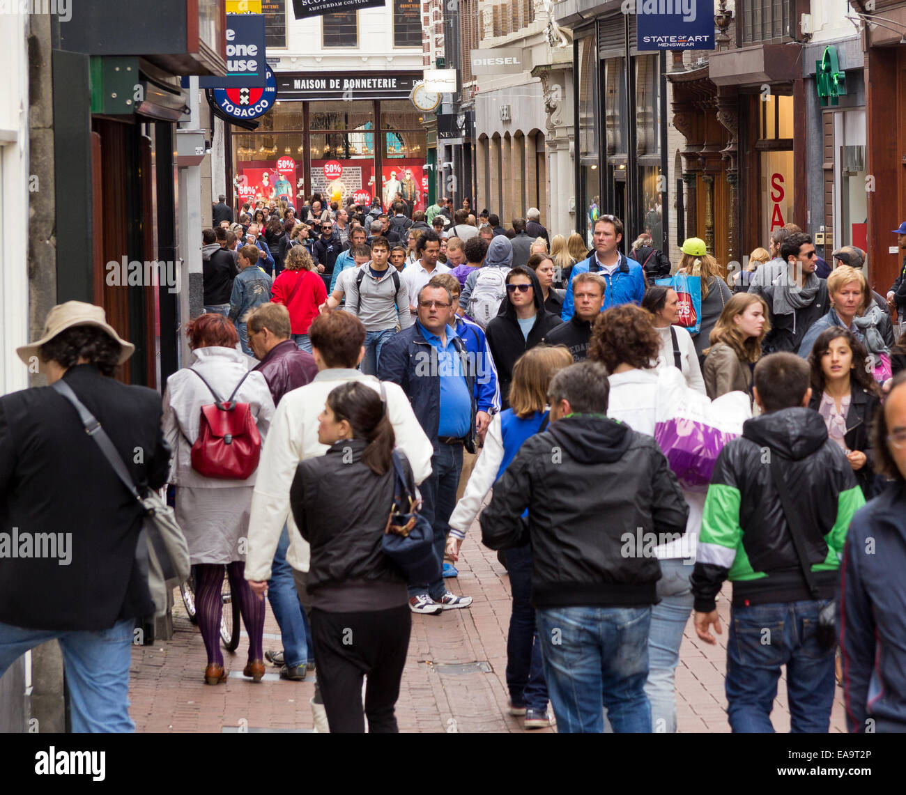 Una trafficata via dello shopping nel centro sud di Amsterdam Heiligeweg è una strada pedonale e si traduce nella Via Sacra Foto Stock