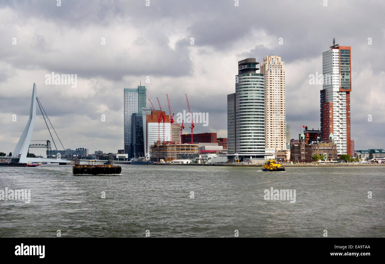 I punti di riferimento di Kop van Zuid quartiere di Rotterdam, Paesi Bassi. Il ponte di Erasmus, Maas Tower, il mondo Port Center Foto Stock