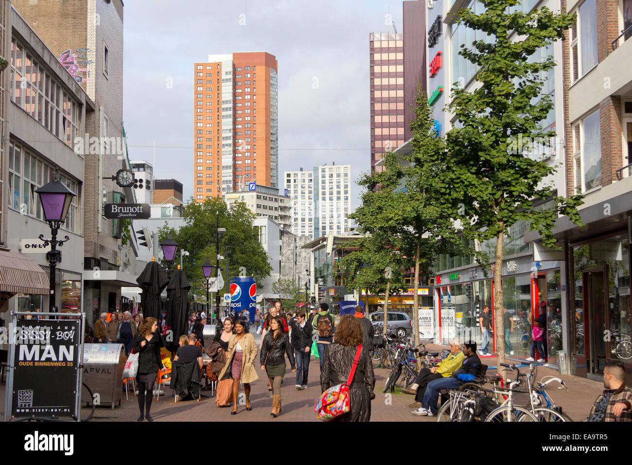 La trafficata strada dello shopping di Oude Binnenweg, Rotterdam, Paesi Bassi. Foto Stock