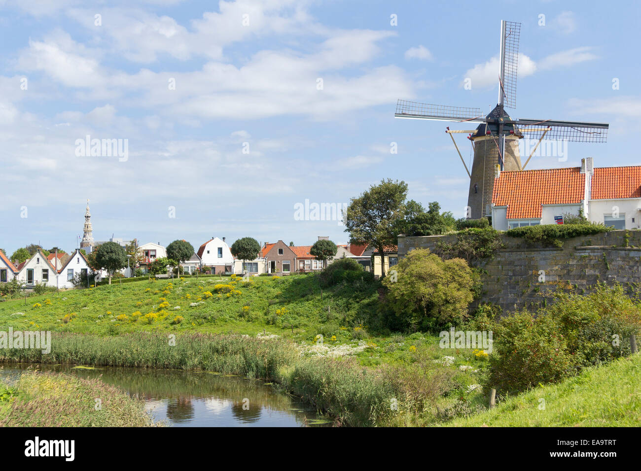 Mulino a vento presso la città di Zierikzee, Schouwen-Duiveland, Zeeland, Paesi Bassi Foto Stock