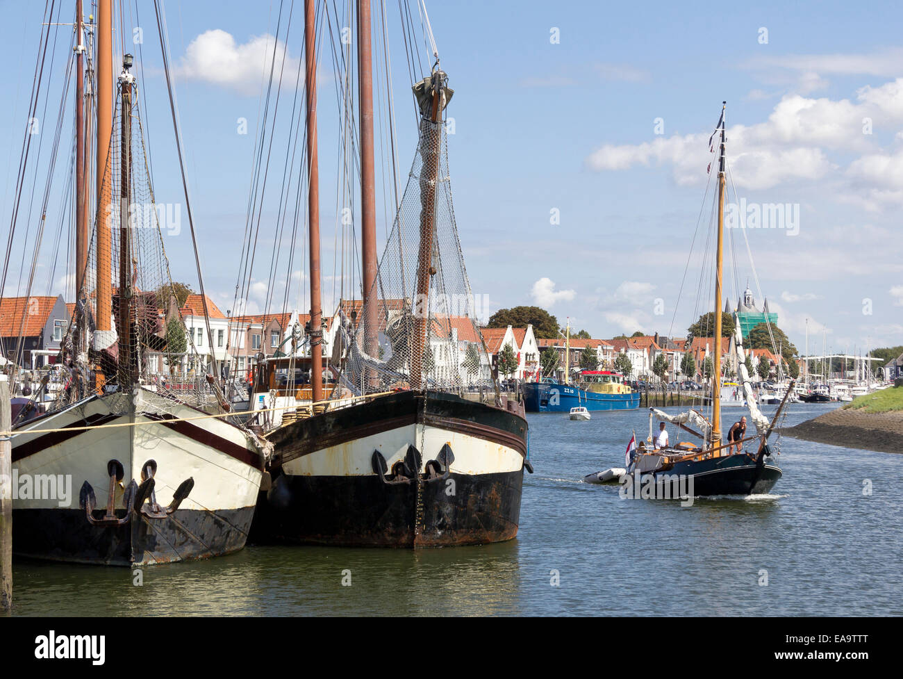 Tradizionale in legno chiatte olandese e una barca a vela che lascia il porto della città Zierikzee, Schouwen-Duiveland, Paesi Bassi Foto Stock