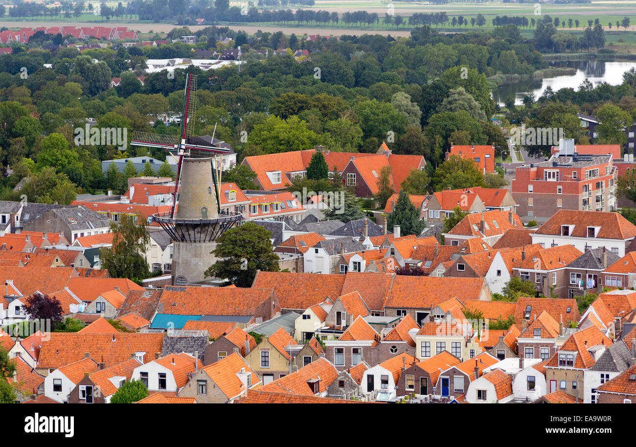 Vista aerea di sui tetti della città e un mulino a vento tradizionale nella città di Zierikzee, Schouwen-Duiveland, Zeeland, Paesi Bassi Foto Stock