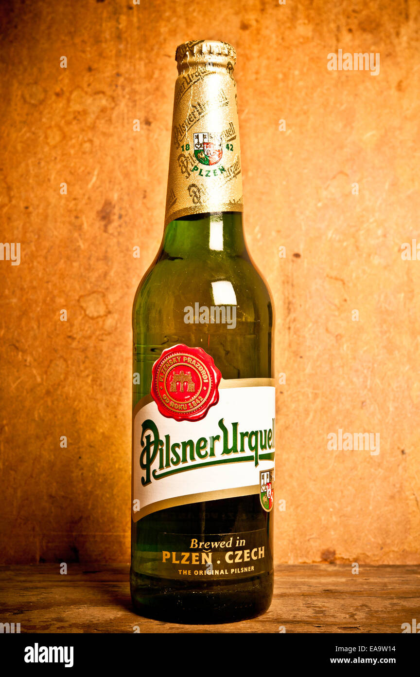 Pilsner Urquell birra ceca bottiglia Foto stock - Alamy