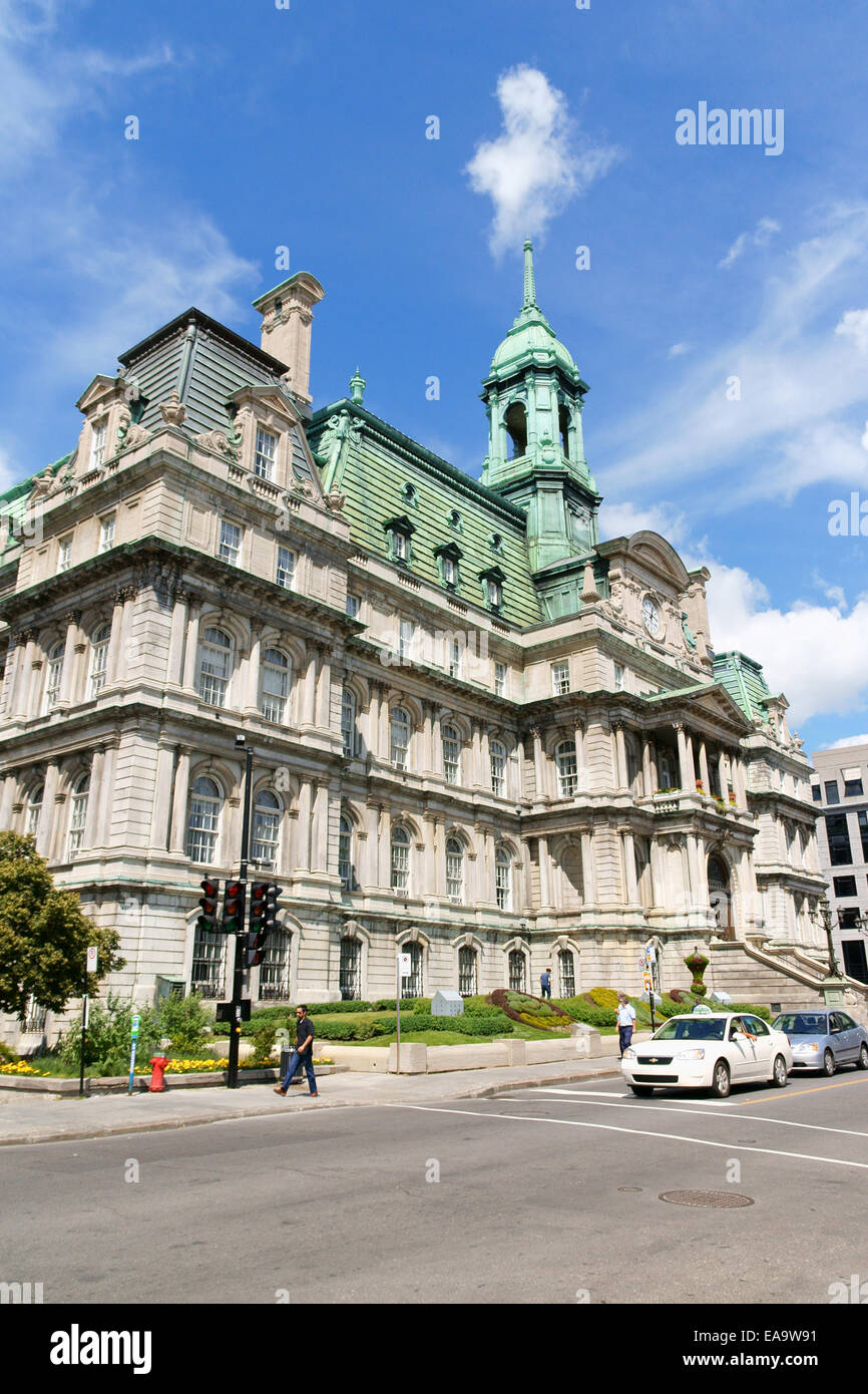Montreal, Canada - 19 agosto 2008: Montreal City Hall (Hotel de Ville de Montreal) con il suo tetto di rame. Foto Stock