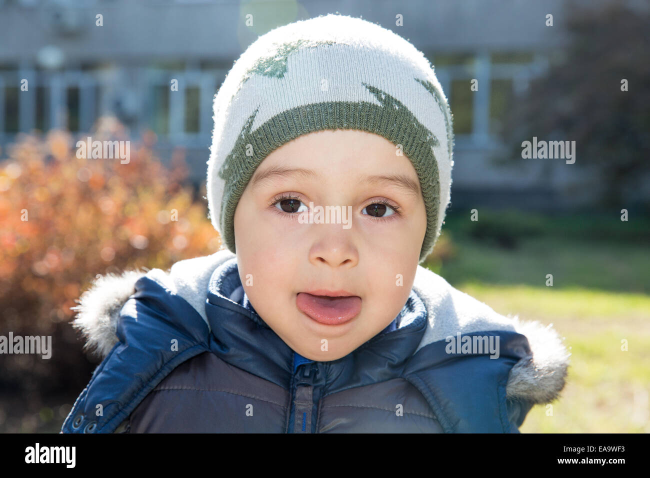 Grazioso fanciullo boy in autunno park Foto Stock