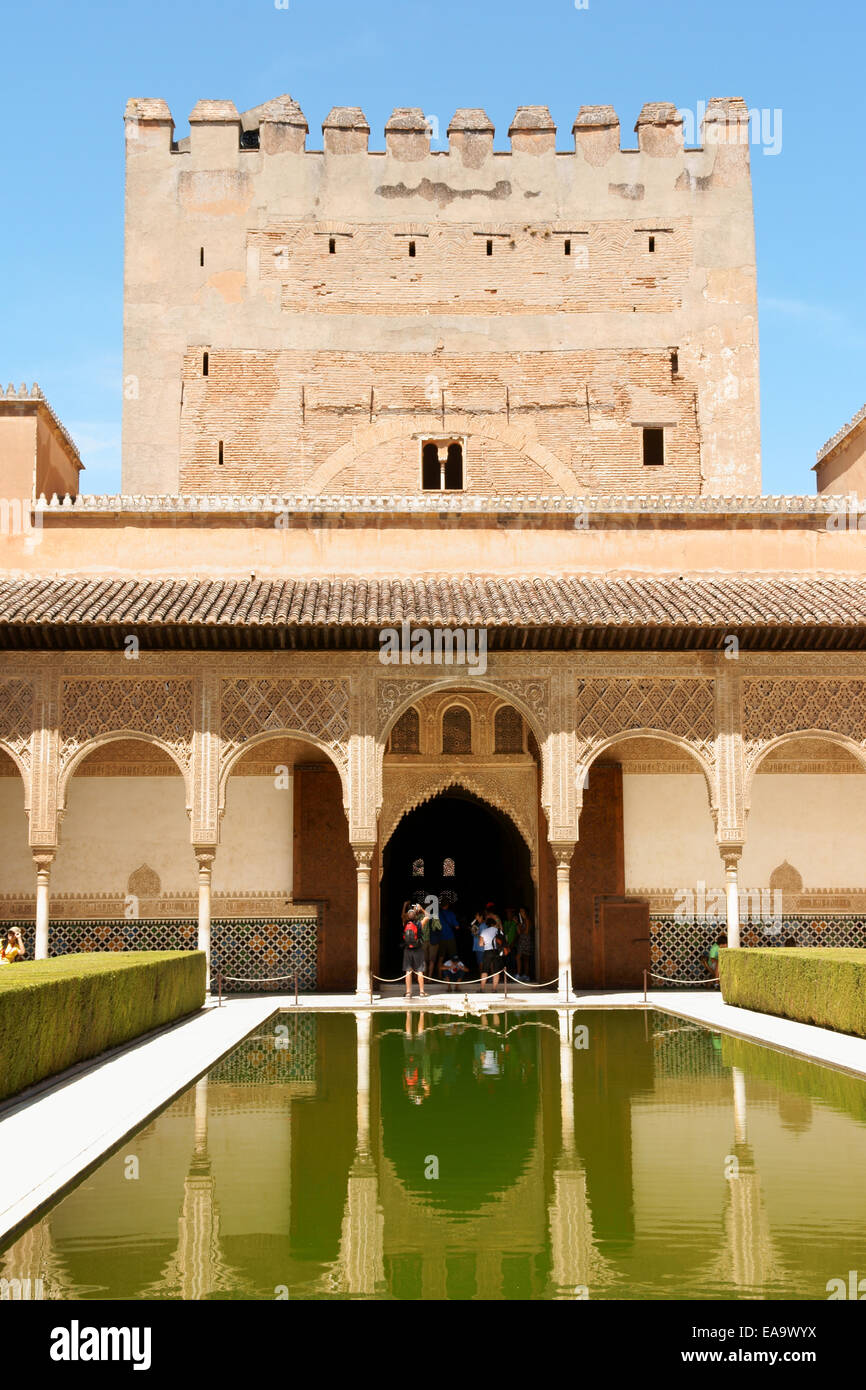 Granada, Spagna - 14 agosto 2011: Dettaglio di Comares torre e il cortile del mirto o corte della benedizione nell'Alhambra Foto Stock