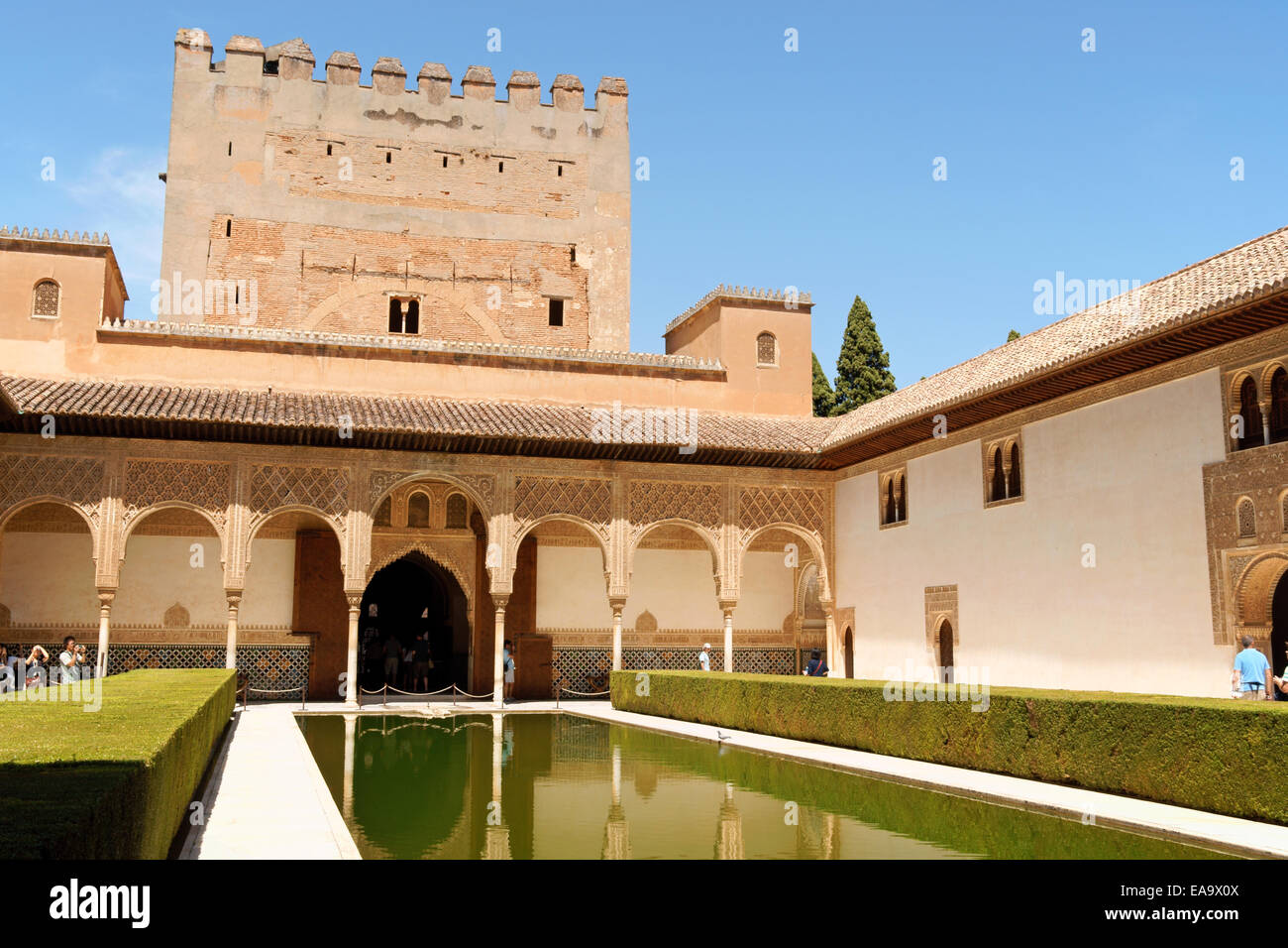 Granada, Spagna - 14 agosto 2011: Dettaglio di Comares torre e il cortile del mirto o corte della benedizione nell'Alhambra. Foto Stock