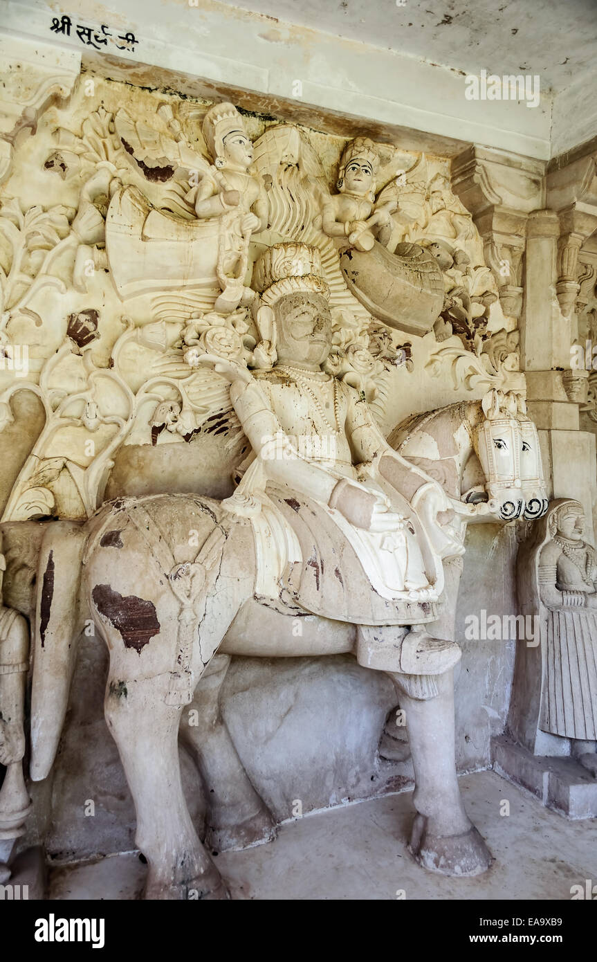 Pietre antiche sculture curvo di dio indù Surya Signore, Dio Sole Foto Stock