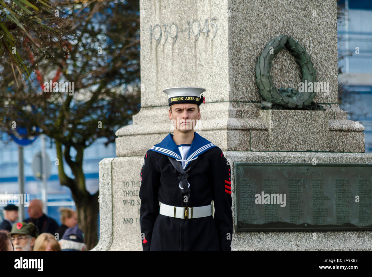 Un giovane marinaio permanente per l'attenzione a un monumento di guerra Inghilterra REGNO UNITO Foto Stock