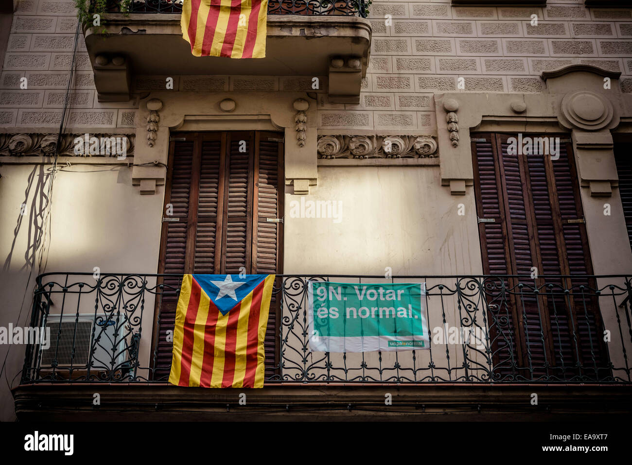 Barcellona, Spagna. Novembre 09th, 2014: Pro-indipendenza bandiere sono visto su un balcone durante il 'processo partecipativo' consultazioni, "9N" circa Catalonia avvenire politico del credito: matthi/Alamy Live News Foto Stock