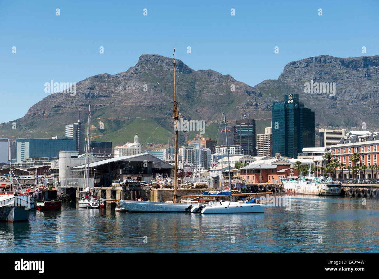 Grattacieli nel quartiere centrale degli affari e il vecchio porto, vista da Albert Mall, Cape Town, Sud Africa Foto Stock