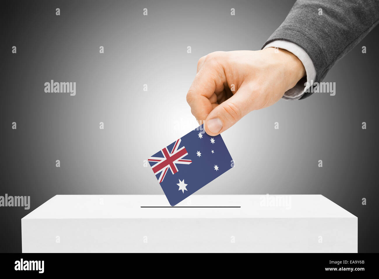 Concetto di voto - maschio inserendo bandiera in urne - Australia Foto Stock