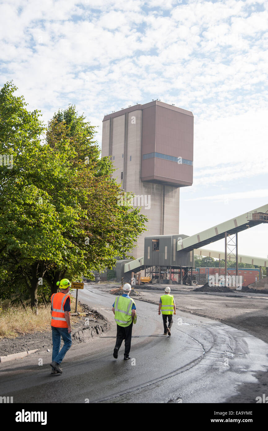 Maltby Main Colliery, South Yorkshire, fotografata nel 2014 prima della demolizione, un ricordo del patrimonio carbonifero britannico e dello sciopero dei minatori del 1984. Foto Stock