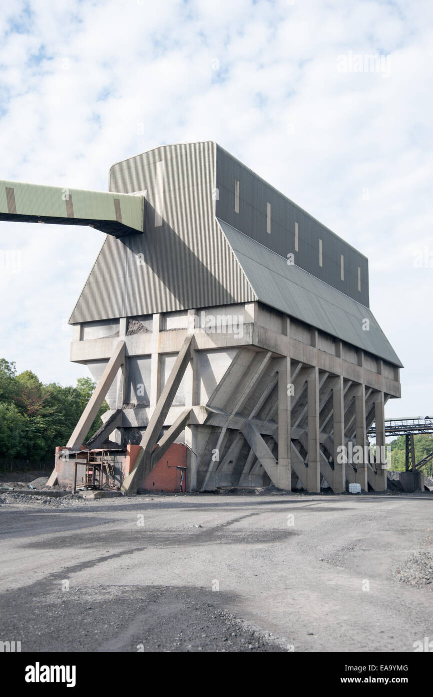 Maltby Main Colliery, South Yorkshire, fotografata nel 2014 prima della demolizione, un ricordo del patrimonio carbonifero britannico e dello sciopero dei minatori del 1984. Foto Stock
