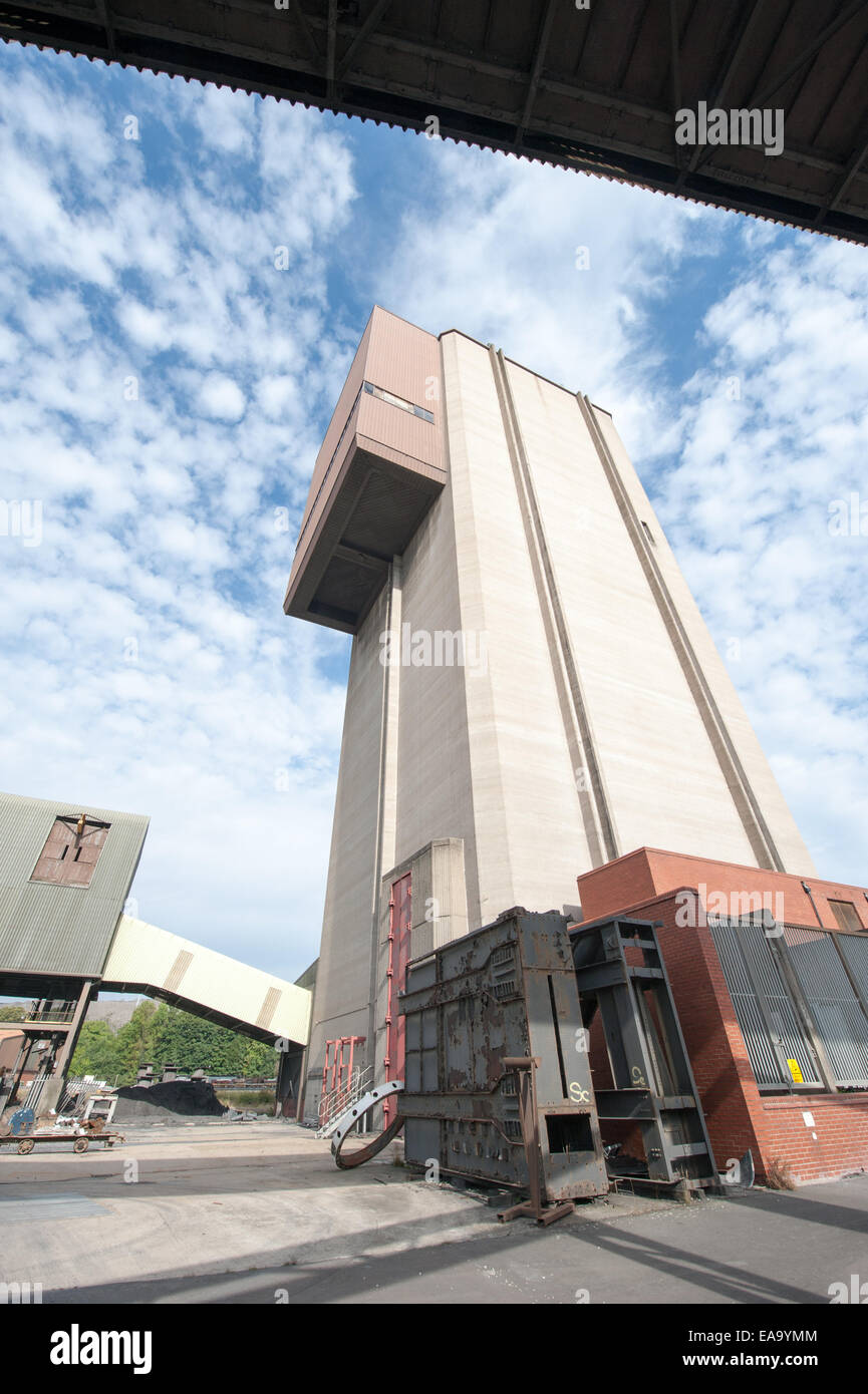 Maltby Main Colliery, South Yorkshire, fotografata nel 2014 prima della demolizione, un ricordo del patrimonio carbonifero britannico e dello sciopero dei minatori del 1984. Foto Stock