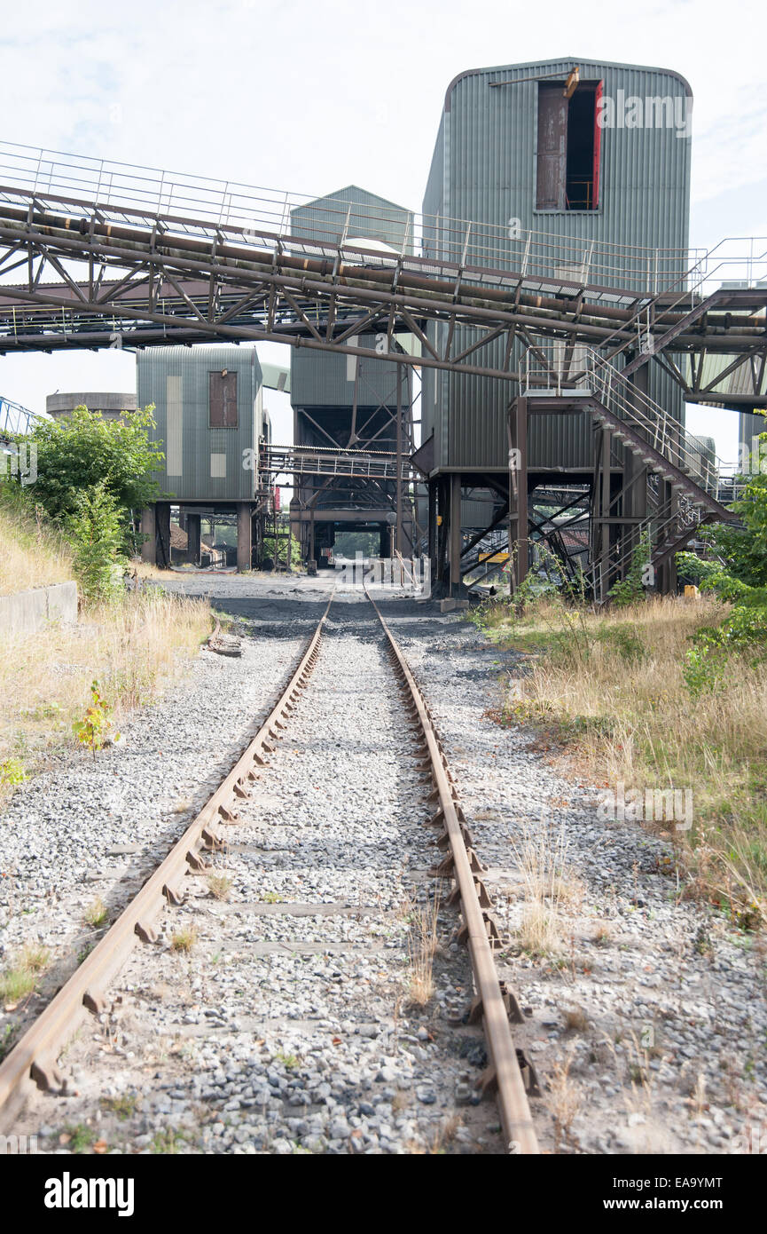 Maltby Main Colliery, South Yorkshire, fotografata nel 2014 prima della demolizione, un ricordo del patrimonio carbonifero britannico e dello sciopero dei minatori del 1984. Foto Stock