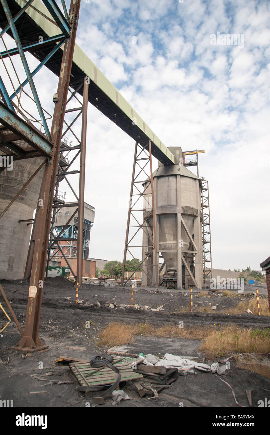 Maltby Main Colliery, South Yorkshire, fotografata nel 2014 prima della demolizione, un ricordo del patrimonio carbonifero britannico e dello sciopero dei minatori del 1984. Foto Stock