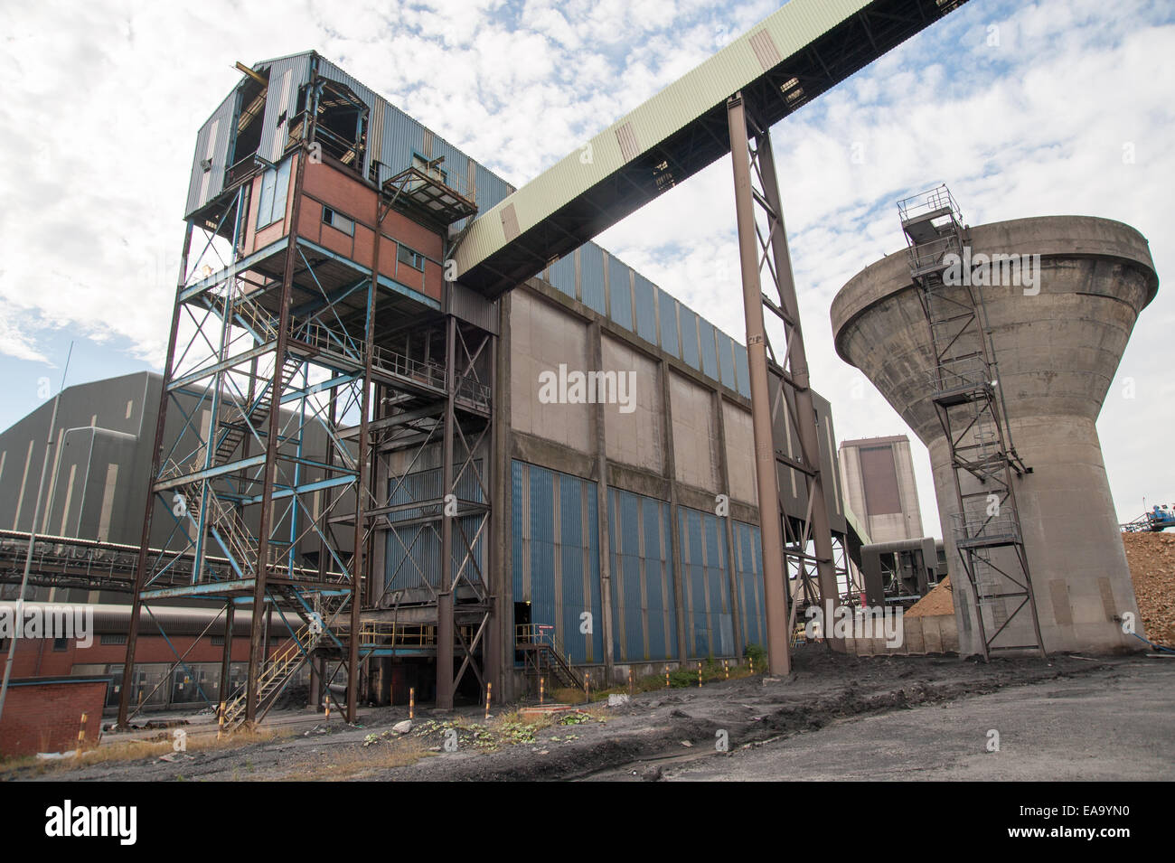 Maltby Main Colliery, South Yorkshire, fotografata nel 2014 prima della demolizione, un ricordo del patrimonio carbonifero britannico e dello sciopero dei minatori del 1984. Foto Stock