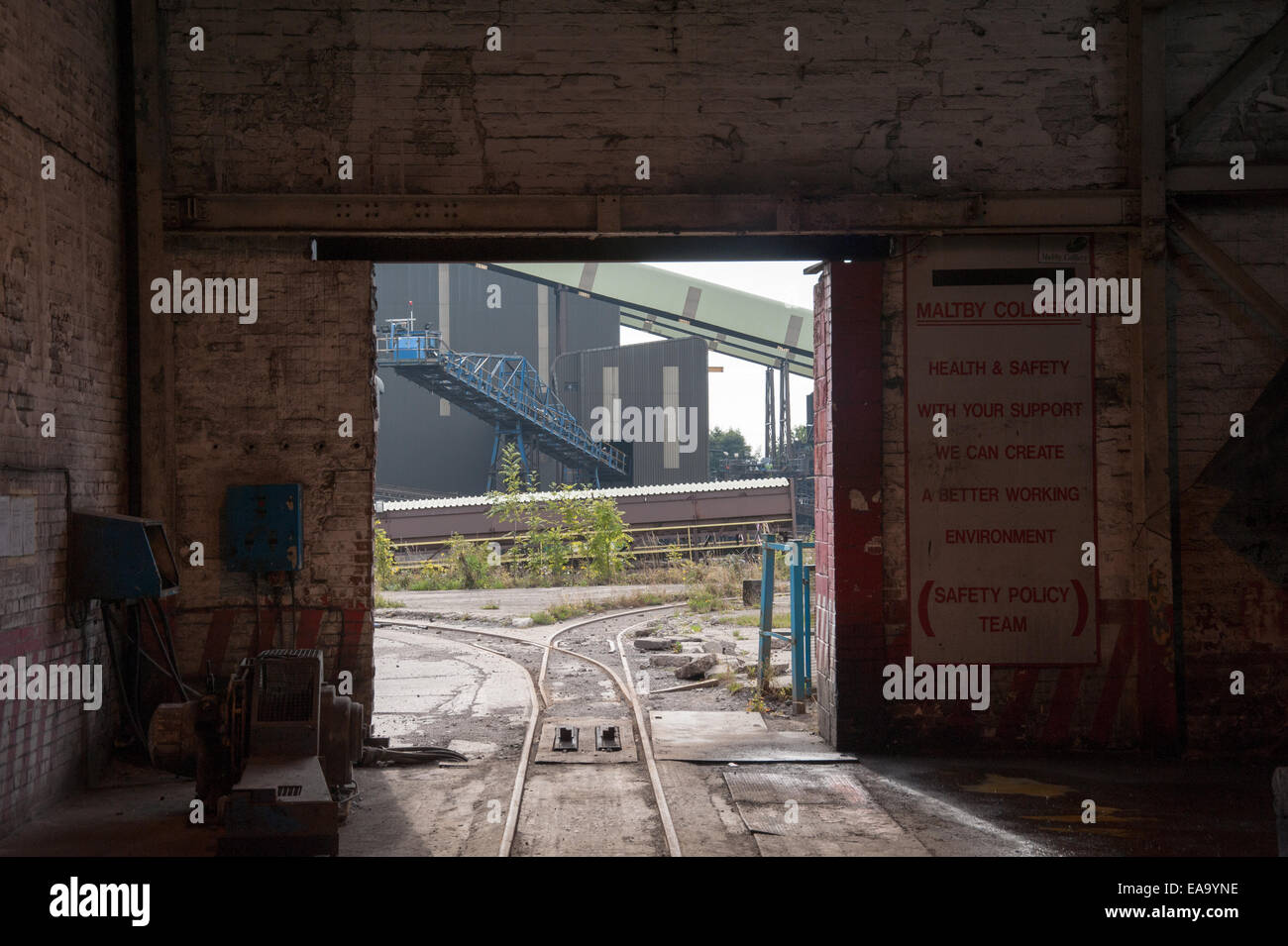 Maltby Main Colliery, South Yorkshire, fotografata nel 2014 prima della demolizione, un ricordo del patrimonio carbonifero britannico e dello sciopero dei minatori del 1984. Foto Stock