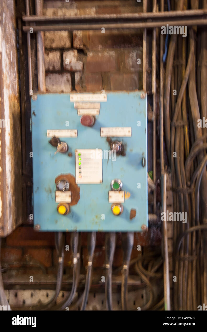 Maltby Main Colliery, South Yorkshire, fotografata nel 2014 prima della demolizione, un ricordo del patrimonio carbonifero britannico e dello sciopero dei minatori del 1984. Foto Stock