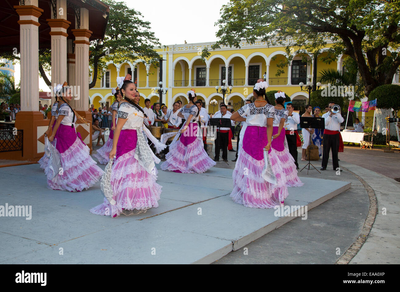 Messicano femmina tradizionale dance troupe eseguire per turisti nella piazza principale di Campeche in Messico Foto Stock