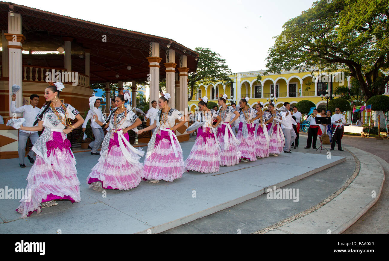 Messicano femmina tradizionale dance troupe eseguire per turisti nella piazza principale di Campeche in Messico Foto Stock