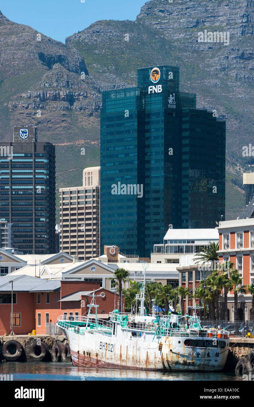 Grattacieli nel quartiere centrale degli affari e il vecchio porto, vista da Albert Mall, Cape Town, Sud Africa Foto Stock