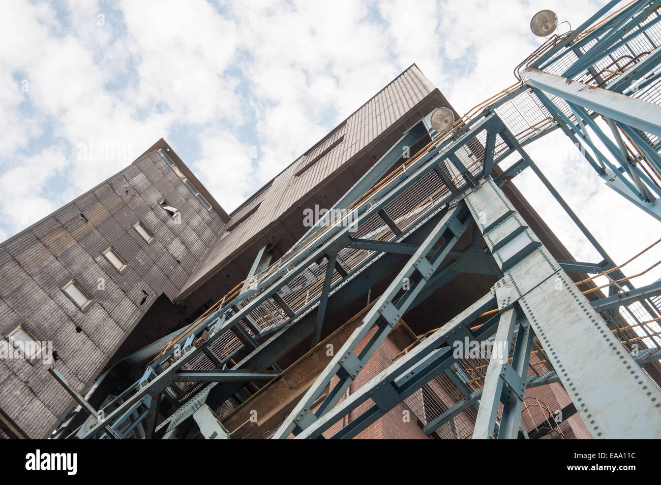 Maltby Main Colliery, South Yorkshire, fotografata nel 2014 prima della demolizione, un ricordo del patrimonio carbonifero britannico e dello sciopero dei minatori del 1984. Foto Stock